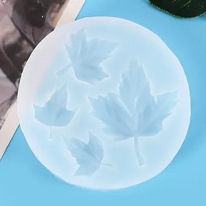 Vista detallada de un molde de silicona de hoja de arce para decoración de pasteles y dulces.
