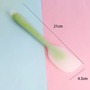 Detailed view of heat-resistant silicone spatula showing 21cm length and 4.3cm head width