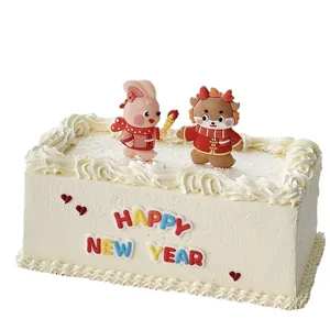 Festliche Drachen- und Hasen-Kuchendekoration mit Happy New Year-Schriftzug auf Torte