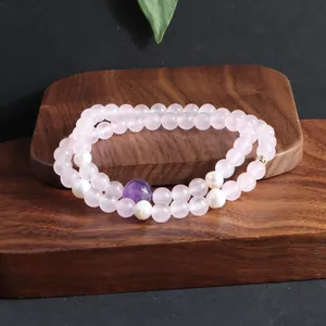 Detail van dubbele roze kristallen armband met zoetwaterparels en kunziet