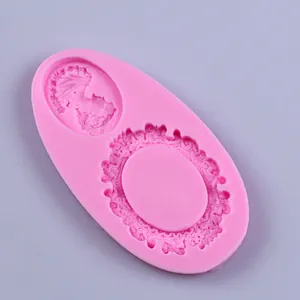 Vue détaillée d'un buste de femme classique et d'un cadre en moule de silicone rose.
