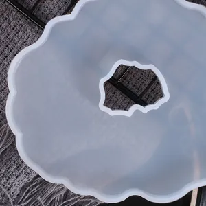Dettaglio macro dello stampo in silicone irregolare a forma di nuvola per sottobicchieri