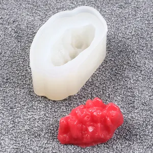 Detailansicht DIY-Silikonform für Harz-Kristallcluster und ein rotes Fertigstück