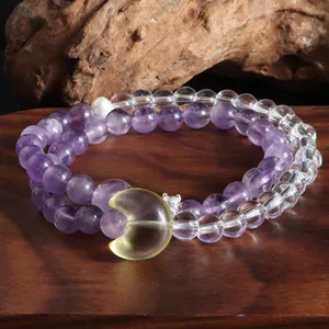 Vue détaillée du bracelet double rang en améthyste et quartz blanc avec pendentif lune jaune.