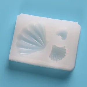 Dettaglio delle cavità a forma di conchiglia e cuore in uno stampo in silicone per resina.