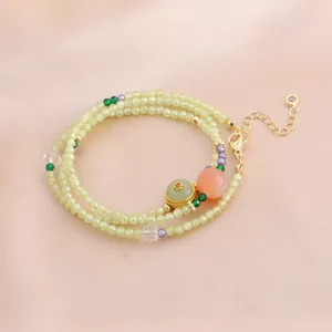 Vue détaillée d'un bracelet en cristal à 3 rangs avec agate Yanyuan et pendentif en jade