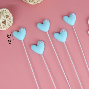 Set aus blauen Herz-Kuchendekorationen aus Weichgummi für Dessertdekorationen, 2 cm