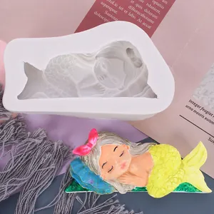 Detailansicht einer weißen Silikon-Meerjungfrauenform mit einer fertigen bunten Figur