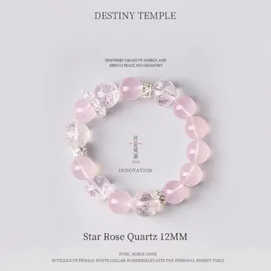 Detailansicht eines 12mm Sternenlicht-Rosenquarz- und Weißkristall-Armbands