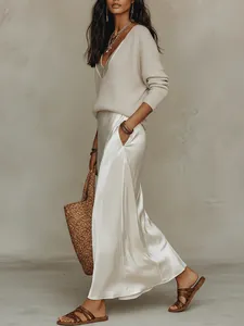 Tenue élégante 2 pièces blanc perle avec pull en maille et robe longue en satin