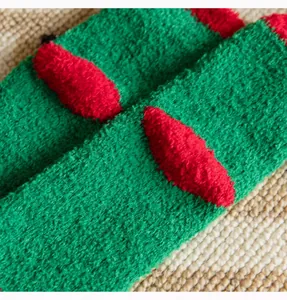 Detailansicht von dicken grünen Korallenvlies-Socken mit einer sehr weichen Plüschtextur
