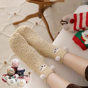 Gemütliche dicke Korallenfleece-Weihnachtssocken mit niedlicher Tierstickerei
