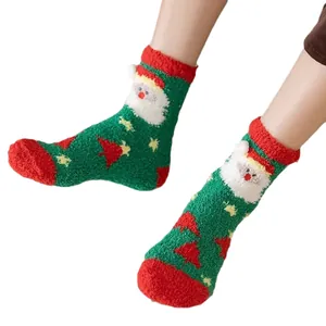 Gemütliche grüne Korallenfleece-Weihnachtssocken mit Weihnachtsmann- und Baummuster