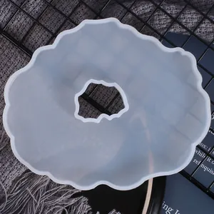 Vista macro ravvicinata di uno stampo in silicone a onde irregolari per sottobicchieri in resina