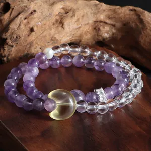 Vue détaillée du bracelet double rang en améthyste et quartz avec pendentif lune et perle.