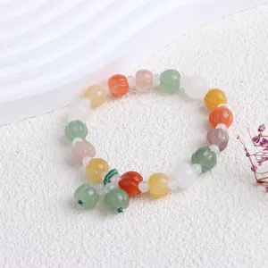 Detailansicht der natürlichen mehrfarbigen Jadeperlen in Kürbisform für Armband