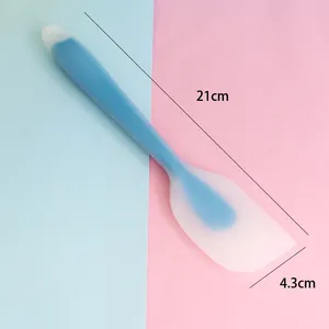 Close-up detail of a 21cm heat-resistant silicone baking spatula with clear size dimensions