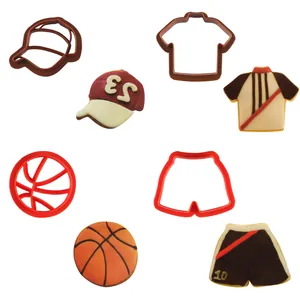 Vista detallada de cortadores de galletas deportivos con galletas de camiseta y mas