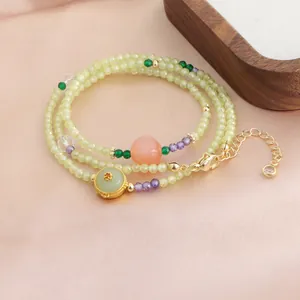 Gros plan détaillé du bracelet en cristal à trois rangs avec perle d'agate Yanyuan rose
