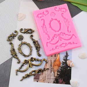Vue détaillée d'un moule en silicone cadre baroque rose avec pièces dorées antiques