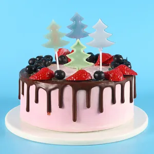 Detailansicht bunter Tannenbaum-Lutscher-Topper auf einem leckeren Schokoladen-Drip-Kuchen