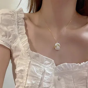 Dettaglio di una collana con perle d'acqua dolce barocche e pendente a orecchie di coniglio