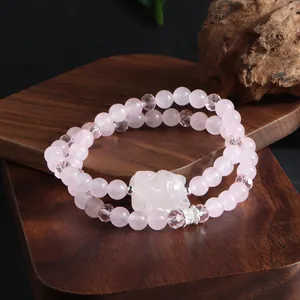 Vue détaillée d'un bracelet double rang en quartz rose naturel et cristal blanc avec Pixiu.