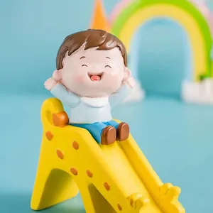 Primer plano de un lindo niño de resina en un tobogán de jirafa para decorar pasteles