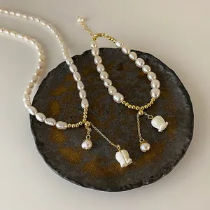Detailansicht einer französischen Vintage Süßwasserperlenkette mit Muschelblumen