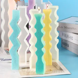 Détail de moules en silicone géométriques irréguliers avec bougies parfumées finies.