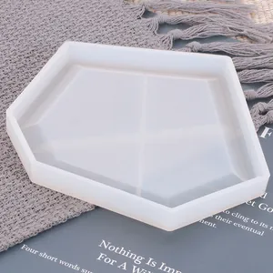 Vista macro detallada de un molde de silicona poligonal para posavasos de resina DIY
