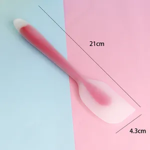 Detailed view of the 21cm x 4.3cm heat-resistant integrated silicone baking spatula tool