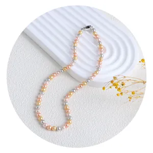 Collier de perles de nacre vintage aux couleurs bonbon avec fermoir en métal chic
