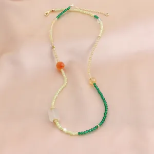Vue détaillée d'un collier de perles faites à la main avec des pierres naturelles