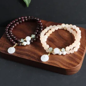 Nahaufnahme zweistrangiger Naturstein-Armbänder aus Sonnenstein und Amethyst