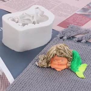 Detailansicht der Meerjungfrau-Silikonform und der fertigen bunten Meerjungfrauenfigur