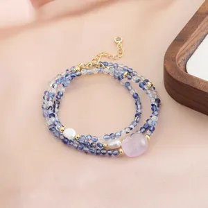 Vue détaillée du bracelet trois rangs en cristal bleu avec Pixiu sculpté et perles