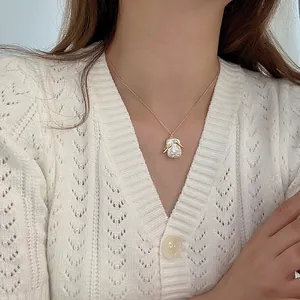 Vista dettagliata di un'elegante collana vintage con ciondolo in perla d'acqua dolce barocca