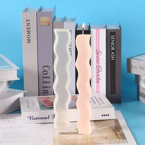 Vue détaillée montrant le moule en silicone ondulé et une bougie parfumée rose terminée