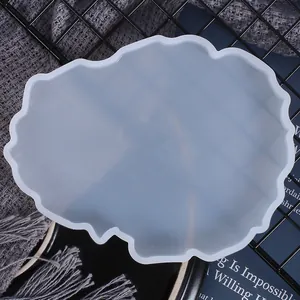 Vista dettagliata di uno stampo in silicone traslucido a forma di nuvola per sottobicchieri.