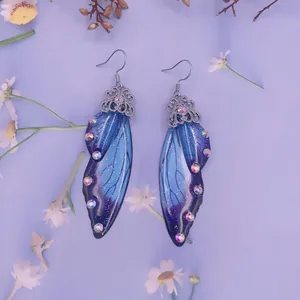 Detailansicht eleganter Schmetterlingsflügel-Ohrringe mit blau-violettem Farbverlauf