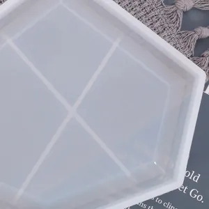 Detalle de primer plano de un molde de silicona hexagonal para posavasos de resina.