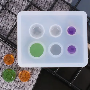 Detalle del molde de silicona redondo de 6 cavidades para crear joyas de resina DIY