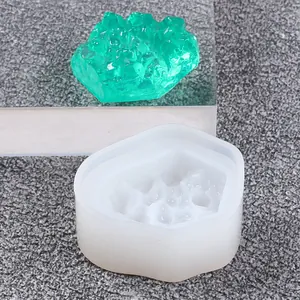 Nahaufnahme der Silikonform und Textur des grünen Harzkristallclusters für DIY