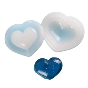 Stampi in silicone a forma di cuore per arte in resina con un cuore blu glitterato