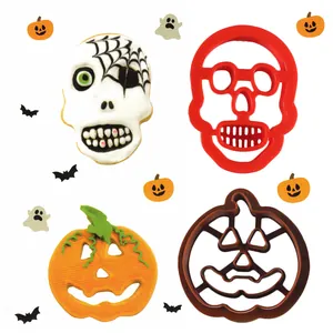 Vista detallada de moldes para galletas de Halloween de calavera y calabaza decorada.