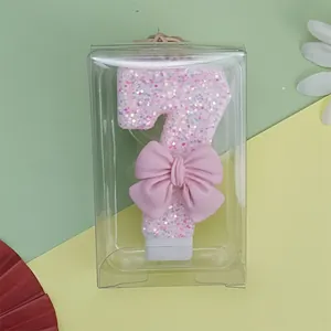 Primer plano de una vela de cumpleaños rosa brillante número 7 con un gran lazo decorativo