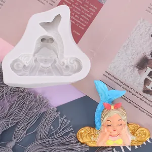 Detailansicht einer Meerjungfrau-Silikonform mit einer bemalten Gipsfigur.