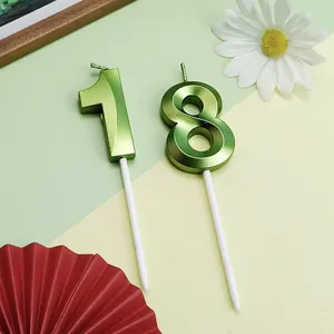 Vista detallada de velas de cumpleaños verde metalizado número 18 con acabado perlado