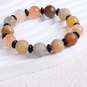 Nahaufnahme eines natürlichen Xinjiang Goldseiden-Jade-Armbands mit Kürbisperlen im Ethno-Stil